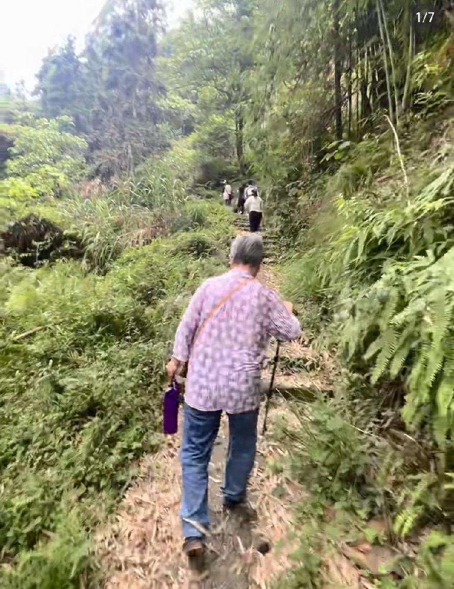 一女子在一处民宿里找到自己的65岁的母亲，她对母亲说：“你都六十多岁的人了，还玩