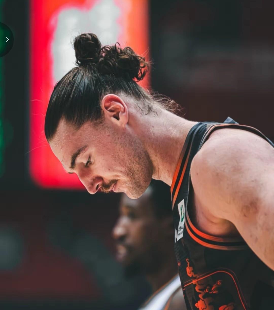 这次外援调整让不少球迷看不懂，斯蒂尔明明在进攻端表现更出色，得分、三分、罚球和身