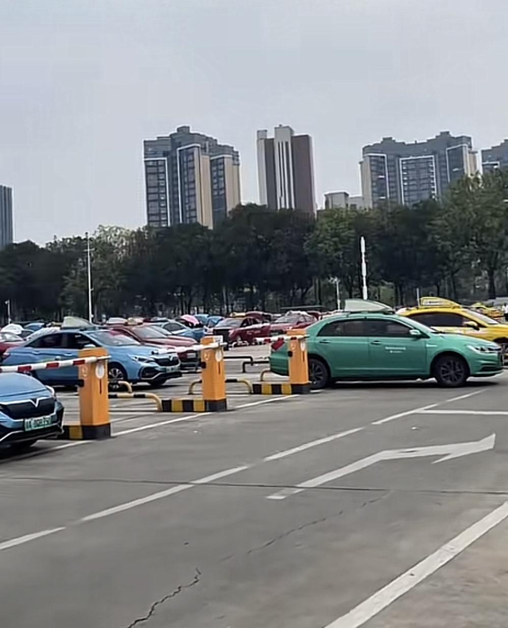 广州南站的士司机拒载别大惊小怪昨天一朋友下了高铁想坐出租车，司机问他去哪，他