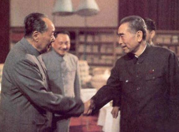 一次，毛主席打电话找周总理：恩来同志在干什么？值班人员：睡觉了，毛主席又问：睡了