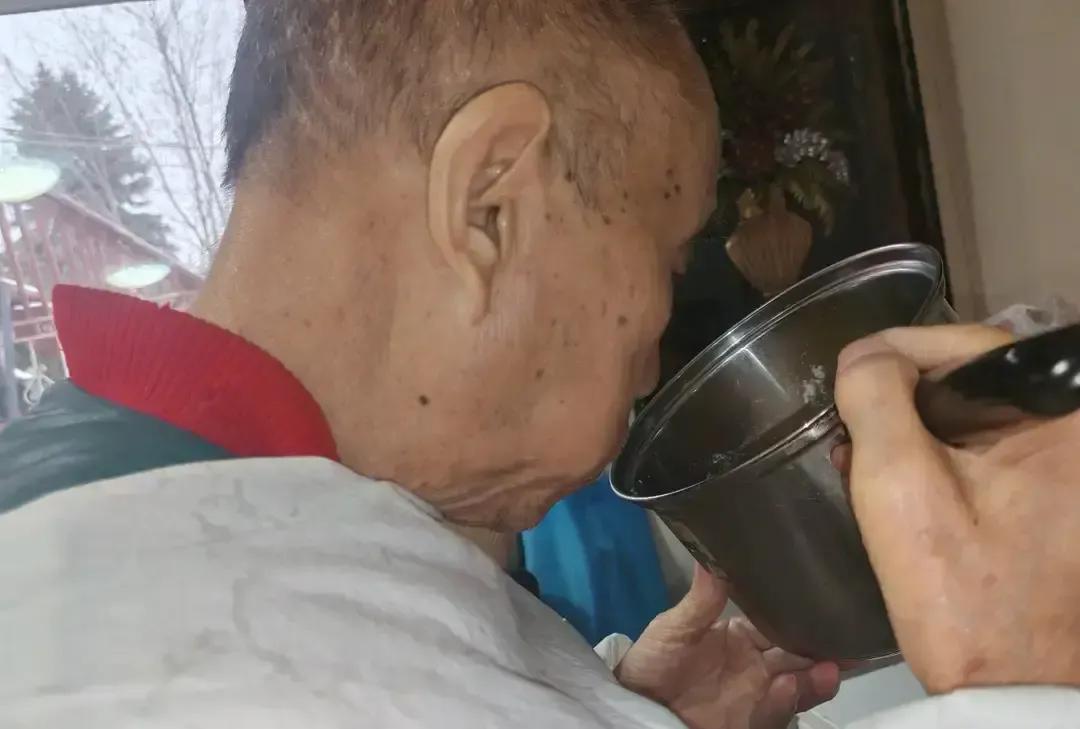 三先生今早九点坐下吃早饭，一口气吃到十一点半，把原本够两个人吃一天的印度饼配菜全