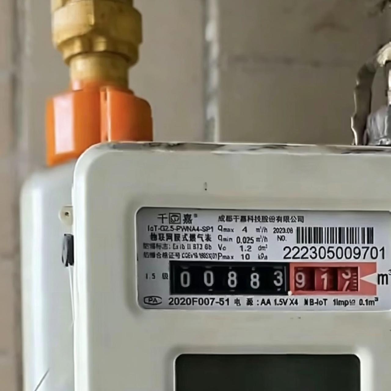 四川梓潼有一个孤寡老人，家里的燃气灶怎么也打不着火，于是给师傅打电话请他上门维修