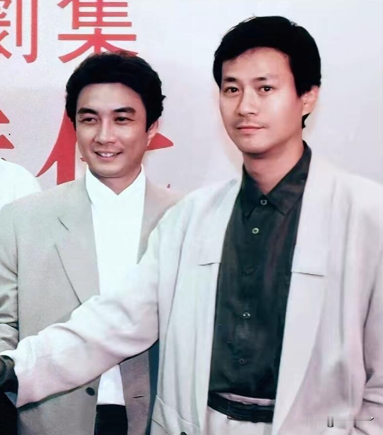 一黑一白，郑少秋与刘松仁。两位老戏骨私下十分可爱，采访现场格外默契，竟会异口