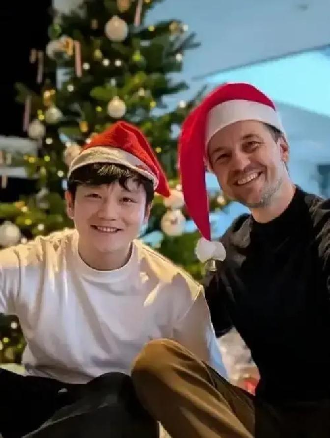 圣诞夜合影被骂上热搜樊振东和波尔举杯的照片刚流出，微博就炸了。有人说他忘了