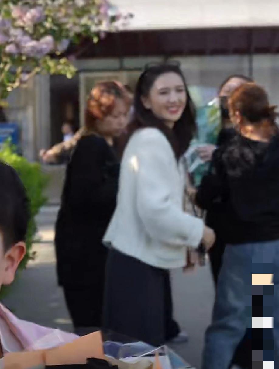 佟丽娅儿子朵朵都长成小帅哥了，她看起来依然年轻漂亮，丝毫看不出来是40多岁的中年