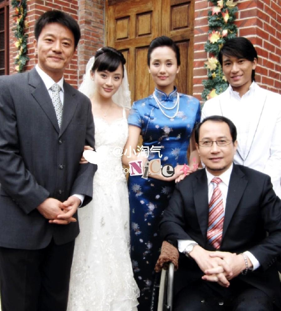 穿旗袍的这位女士气质也太与众不同了吧！她是谁呀？说起来她可算是“富婆专业户