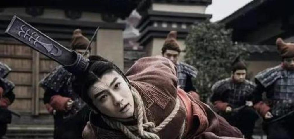 公元前238年的咸阳宫，空气里飘着血腥气。赵姬披头散发地扑过来，指甲刮过嬴政的