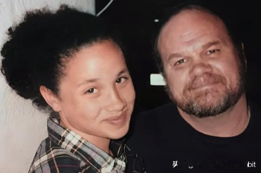 📍周三，梅根·马克尔的父亲在菲律宾接受了紧急三小时手术后，正在重症监护室。他的