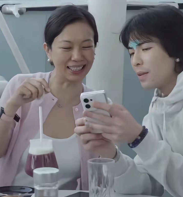 38岁萧敬腾在新加坡餐厅陪老婆吃饭，52岁林有慧没化妆，素颜像邻家大姐一样，笑起