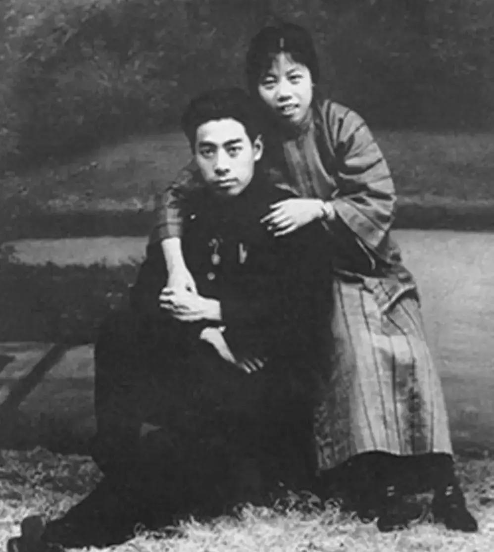 1955年，周恩来总理途经昆明时，见到了初恋张若名。期间，周总理提议说：“你愿不