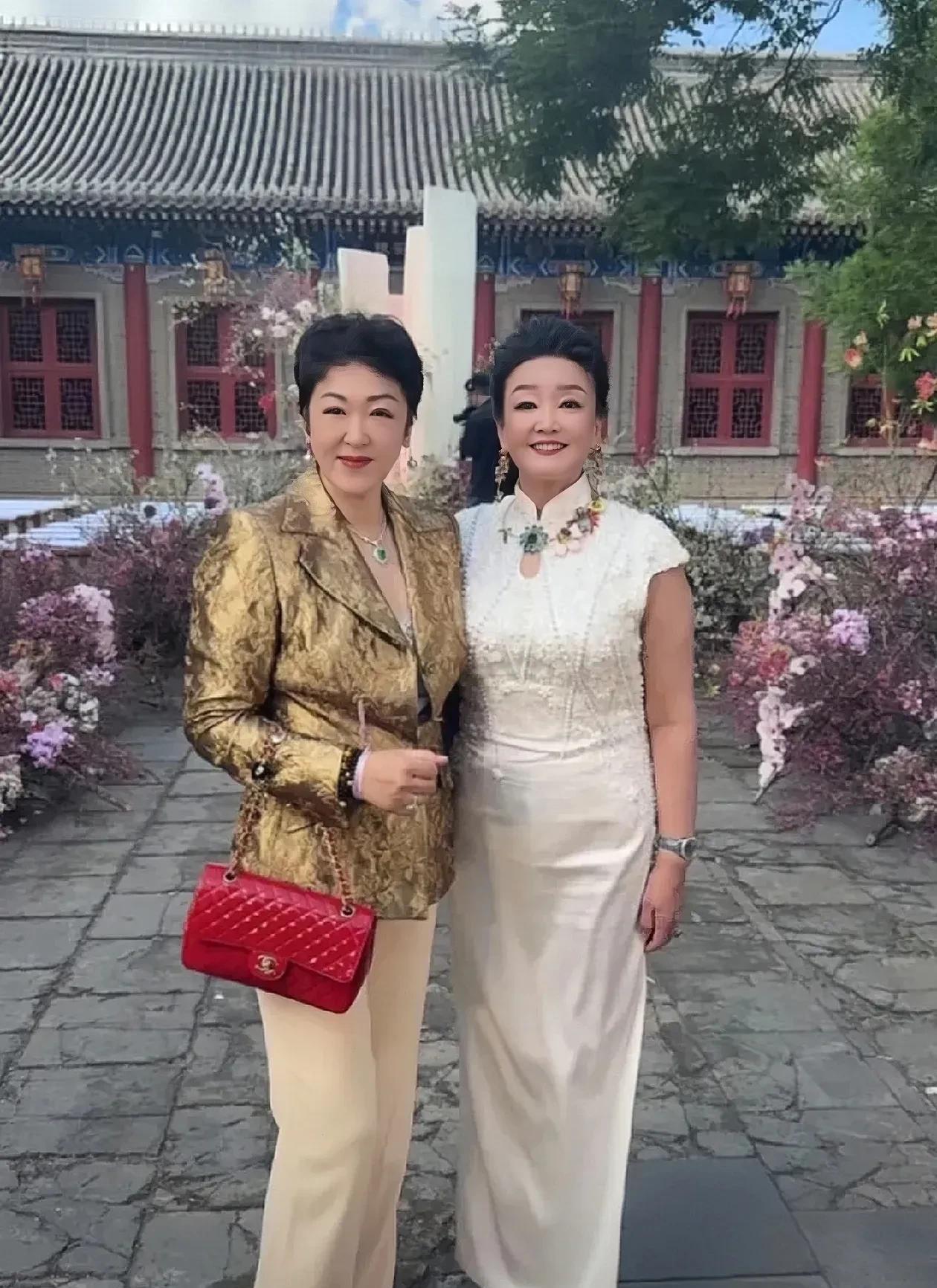 太佩服了，汪小菲“亲妈和后妈”居然能处成闺蜜。见过离婚夫妻各自安好的，真没见过前