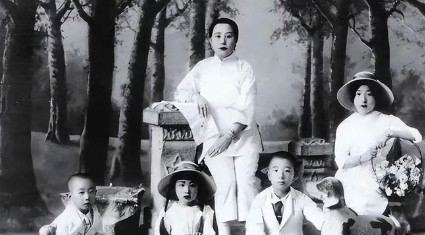 1906年，31岁的张作霖强势娶了18岁的许澍旸，大婚当夜，张作霖搂着许澍旸纤细