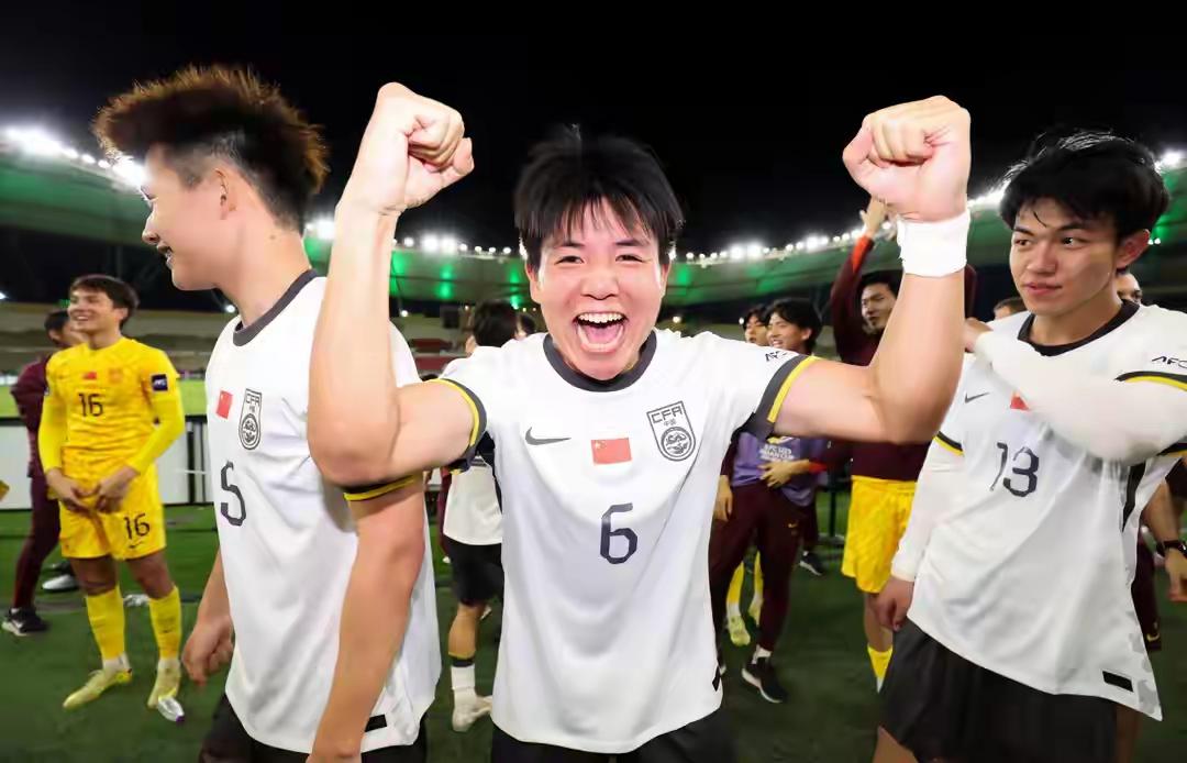 真他娘的有才！提前开香槟庆祝，结果翻车了！据说越南队那边已经提前准备