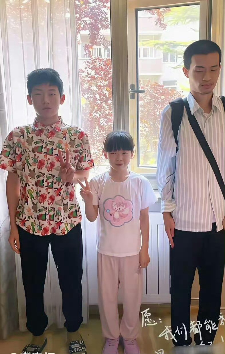 韦神不愧是韦神，和外甥、外甥女拍照都这样，这种人真的只适合搞学术，不适合社交吧