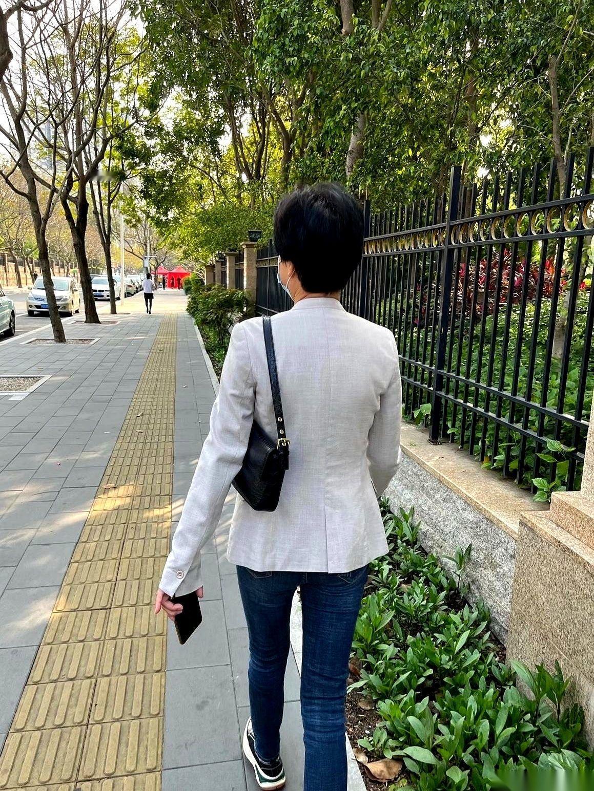 千万别从背后看一个50岁的女人，尤其当她穿着紧身裤的时候。那双腿啊，我的天，又