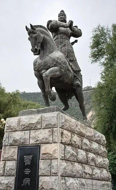 上联:长河落日随帆过下联:古道西风策马行横批:天涯羁旅