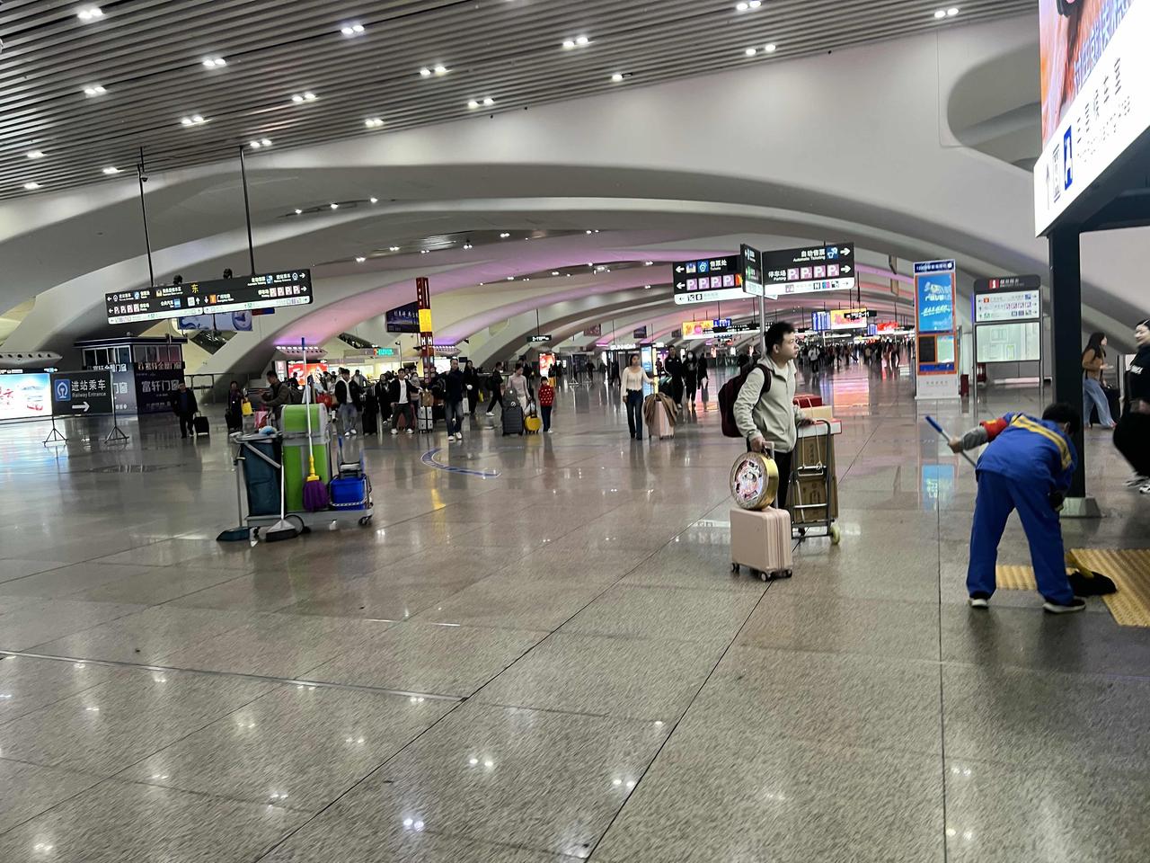 图一广州南站春运图二深圳北站春运广州走的人比较少，几十年发展能扎根下来的人很