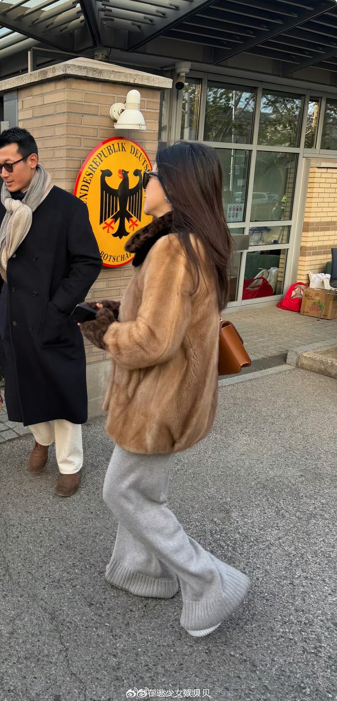 原来女明星朱珠裤子的裤脚也会脏，我每条裤子裤脚脏不忍心看