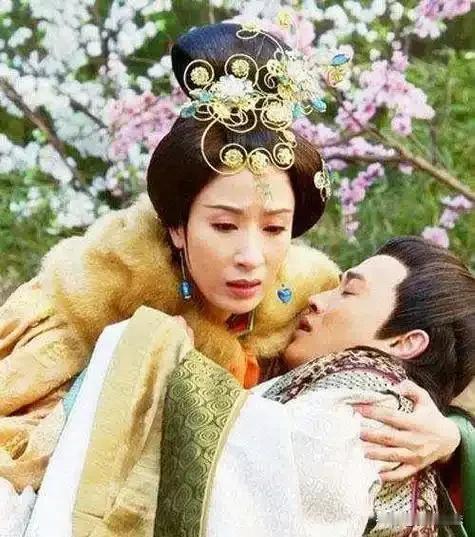 1479年，32岁的明宪宗又一次留宿万贵妃处，伺候的宫女悄悄议论:“贵妃娘娘都5