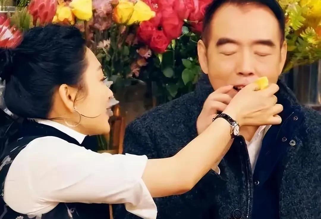 这是一张老照片，大美女许晴和导演陈凯歌在这干啥呀，是在投喂吗？从照片上看，大美