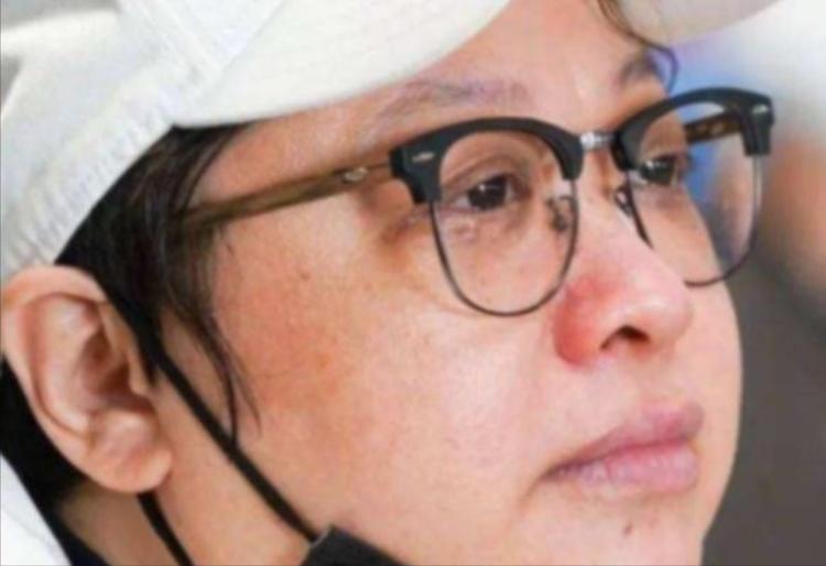 1977年韩红6岁时，父亲不幸去世，9岁时母亲改嫁，继父成天打骂韩红，她一个人坐