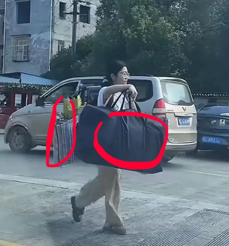 仔细看了桂林“扁担女孩”的三个细节，才知道她为什么会火：第一，她甚至连一个行