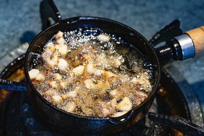 一直以为猪油是肥胖的帮凶，没想到最近湖南农业大学团队研究发现，适量吃猪油竟有助于