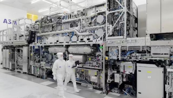 中美现在的情况是，一个不卖光刻机，一个不卖稀土，那么到底是中国先解决光刻机，还是美国先解决稀土。