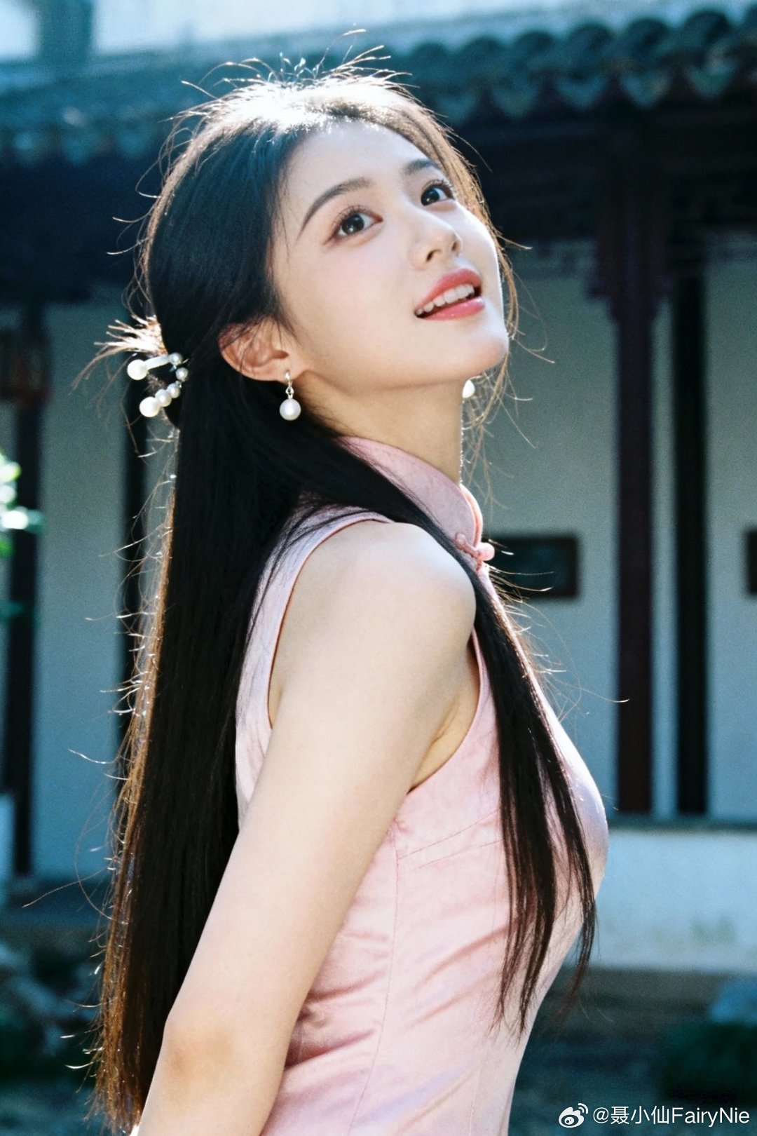 今天是旗袍小姐姐，你最喜欢哪一种？你在看我吗？记得点赞噢！行摄漫记聂小仙