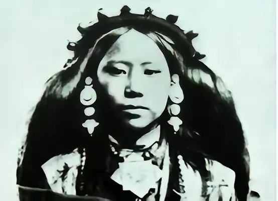 1909年，陈榘珍带领清兵入藏，藏官彭措见他目不转睛的盯着一位藏族少女，小心试探