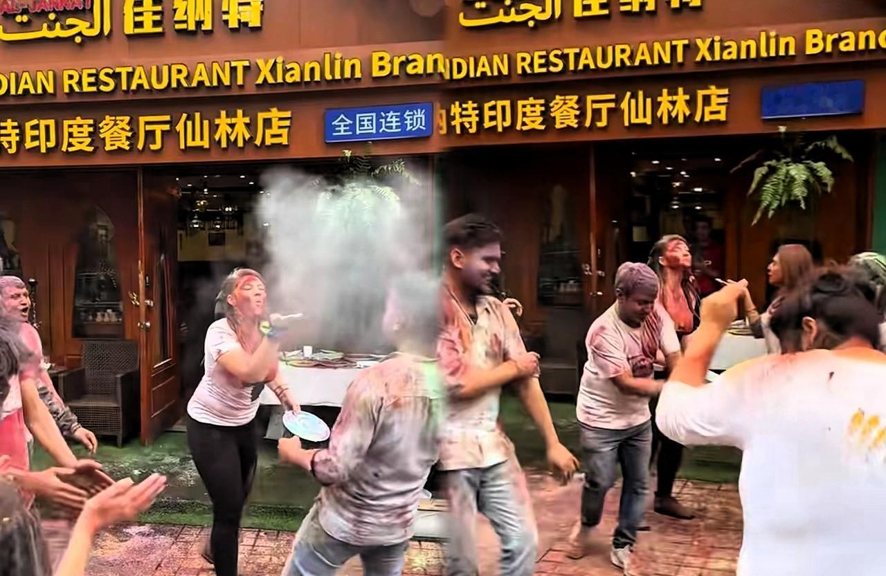 南京洒红节闹剧背后，是谁在纵容这种"文化特权"？南京街头的洒红节相关事件，引