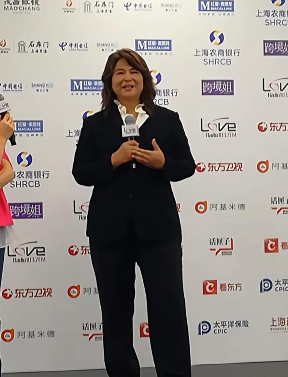 看歌手裘海正，就是普通大妈的模样了，穿着打扮也很普通，如果不知道她以前是歌手的，