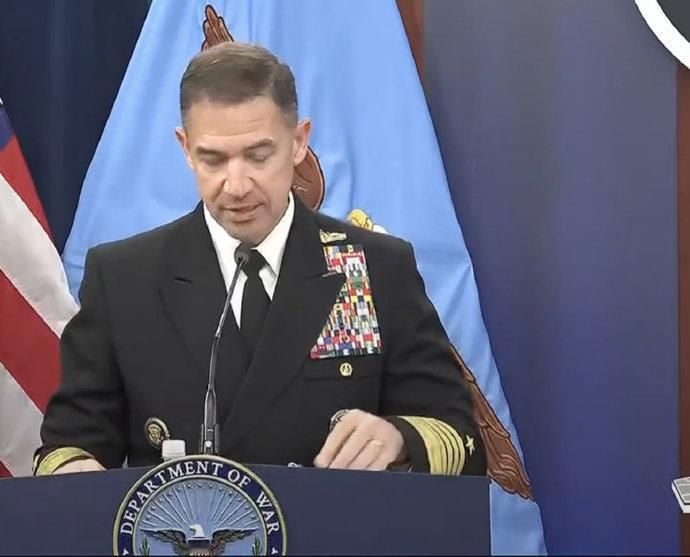 美国中央司令部司令露面，胸前一堆夸张的勋表，令各国记者都看傻了！2026年4