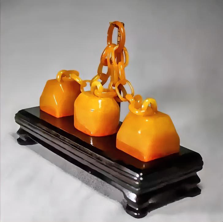 1950年，正在接受改造的溥仪听说中国要出兵援助朝鲜，突然找到看守，撕开自己的棉