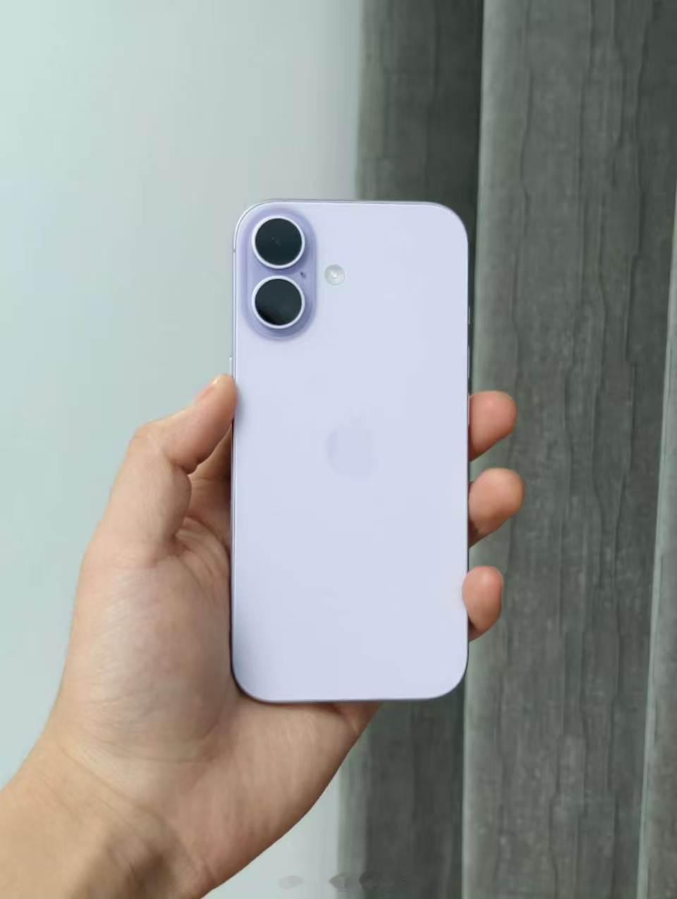 今年二季度本来是苹果销售淡季，结果iPhone17靠着不涨价直接爆卖...