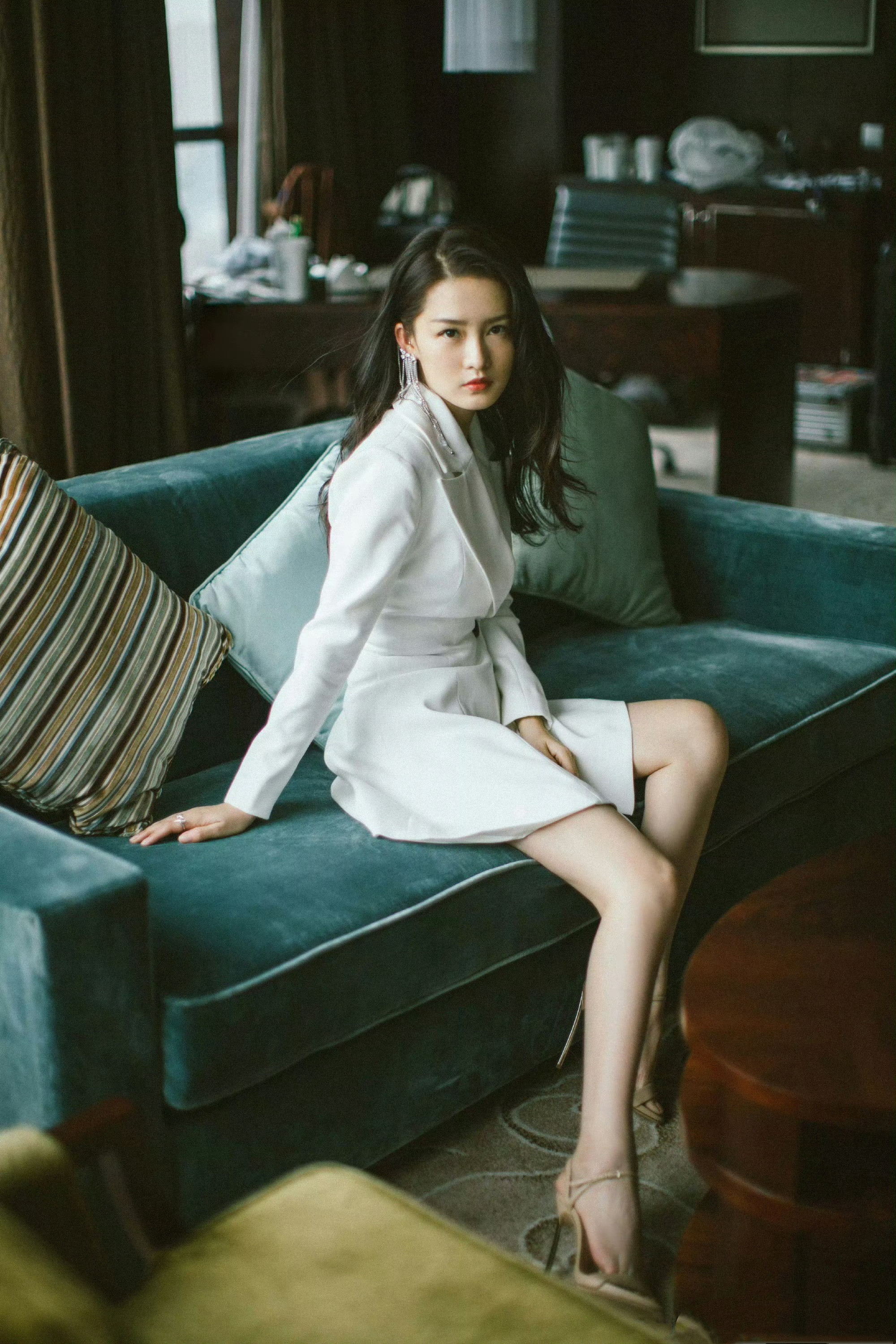 李沁百变妆造，高跟大长腿，酷酷的美美的。李沁