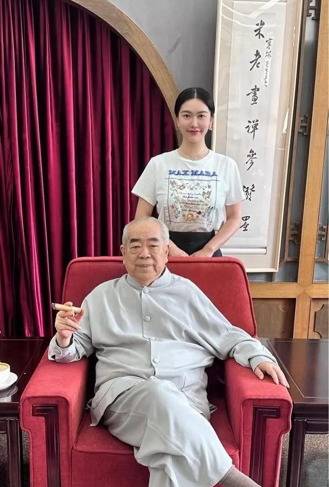 炸锅了！87岁范曾喜得独子，网友吵翻，医生一句话点醒所有人！全网都在刷这条