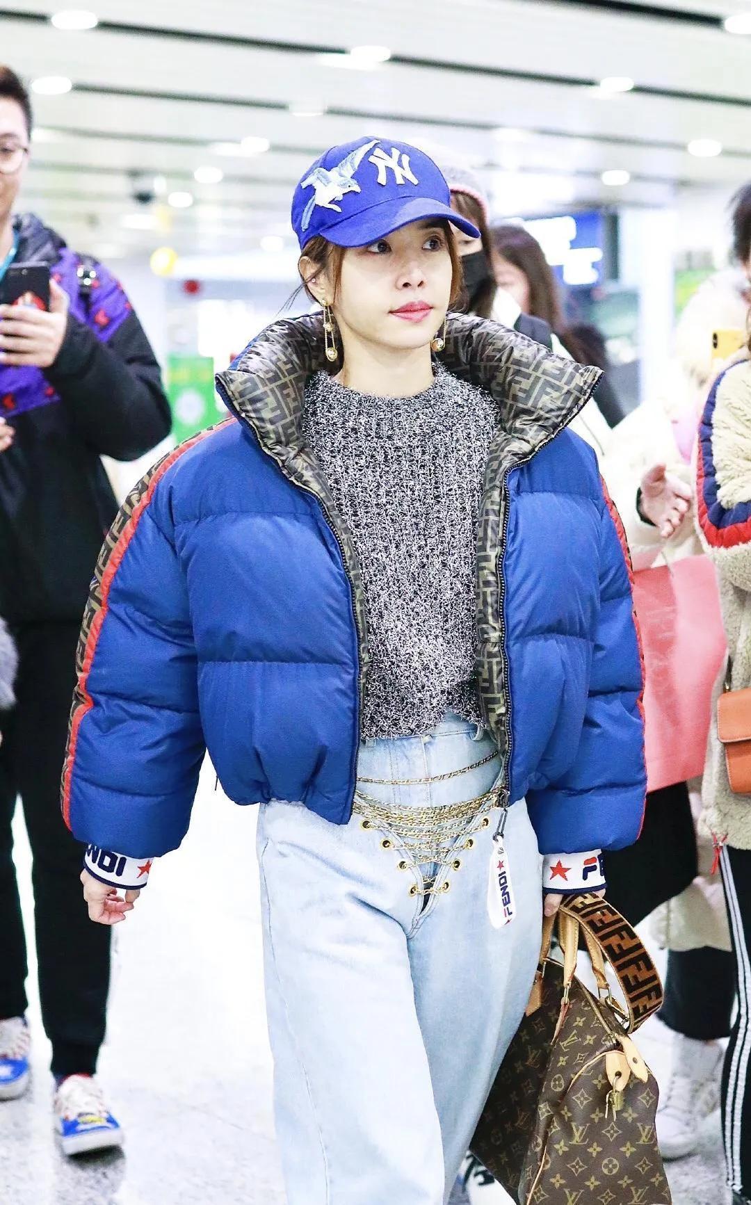 蔡依林这组机场look把“潮酷松弛感”焊在身上了吧！💙宝蓝色短款羽绒服自