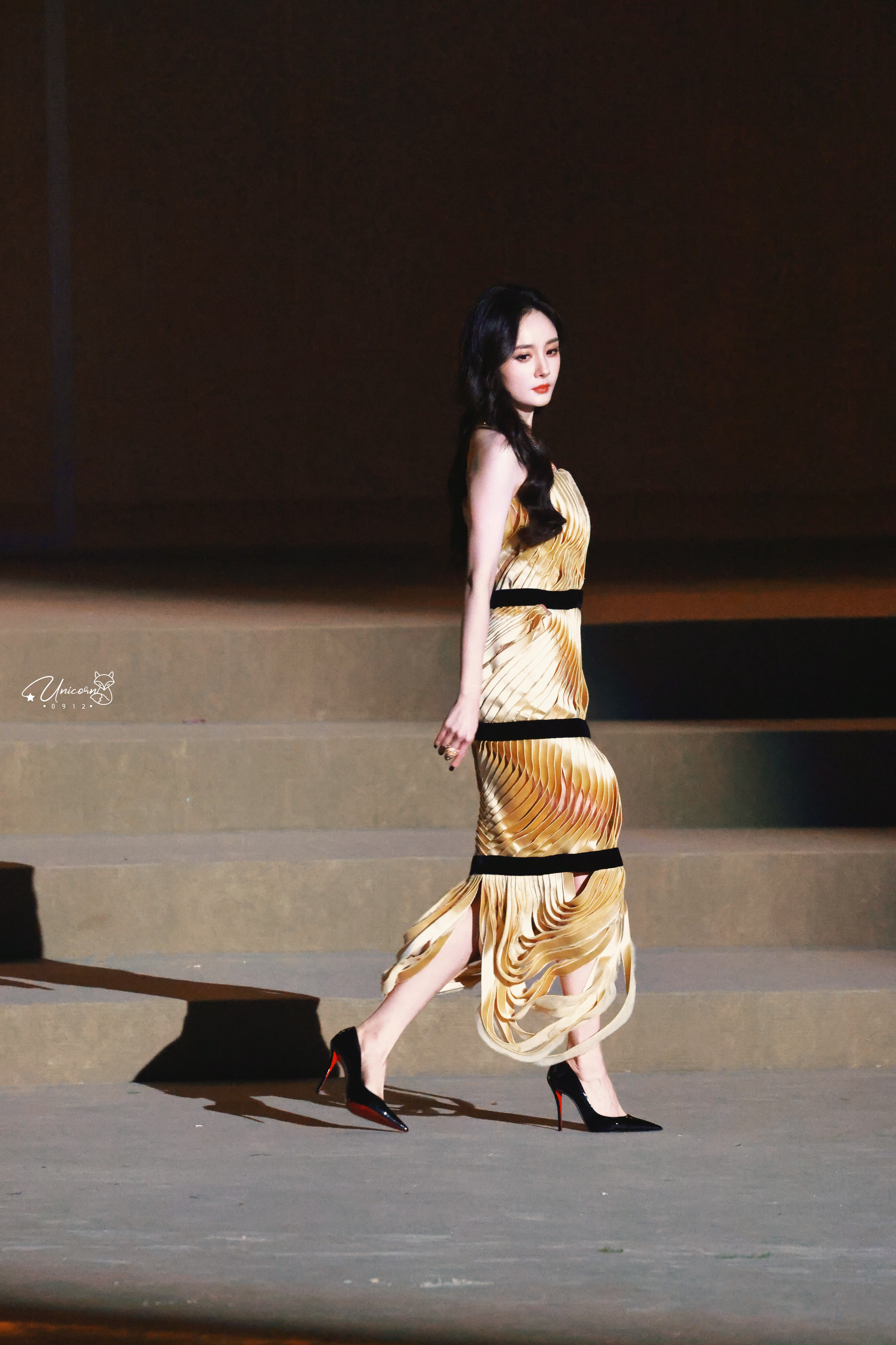 红毯女王带着红底黑色尖头👠来了​​​