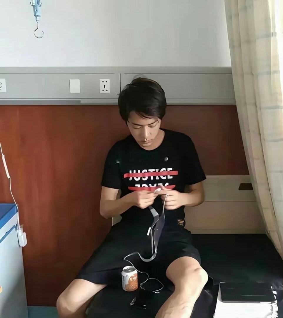 早期的肖战没有人能随随便便成功明星也是普通人
