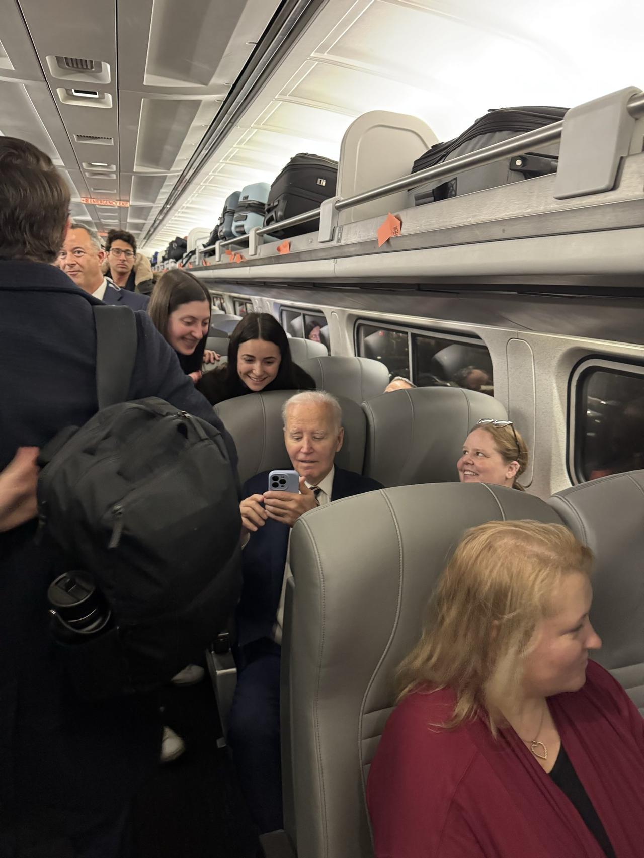 近日，一张拜登身着西装、独自坐在火车普通座上的照片在网上传开。评论区没有太多宏大