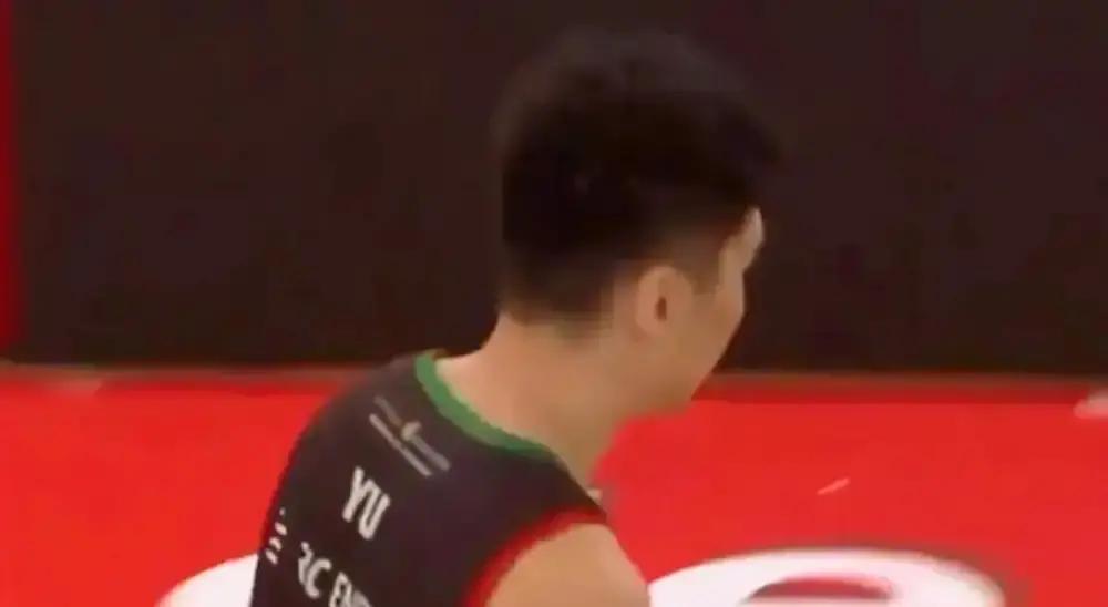 国内球星在CBA砍30分，出国连球都接不稳。问题不在人，在笼子。余嘉豪在西