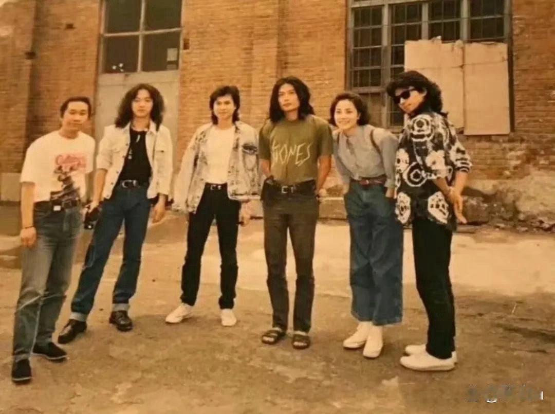 1991年,王菲与黑豹乐队的合影太有年代感!彼时窦唯留着长发,青涩面容间满是不羁