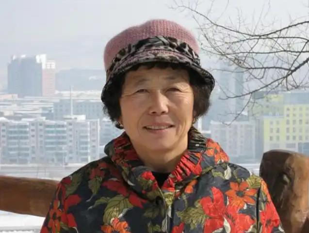 1998年北京老人去世，养女整理遗物吓得求助政府，那件旧棉袄里竟然藏着60年前惊