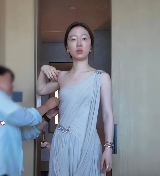 单依纯没化妆的时候有点可爱呀。