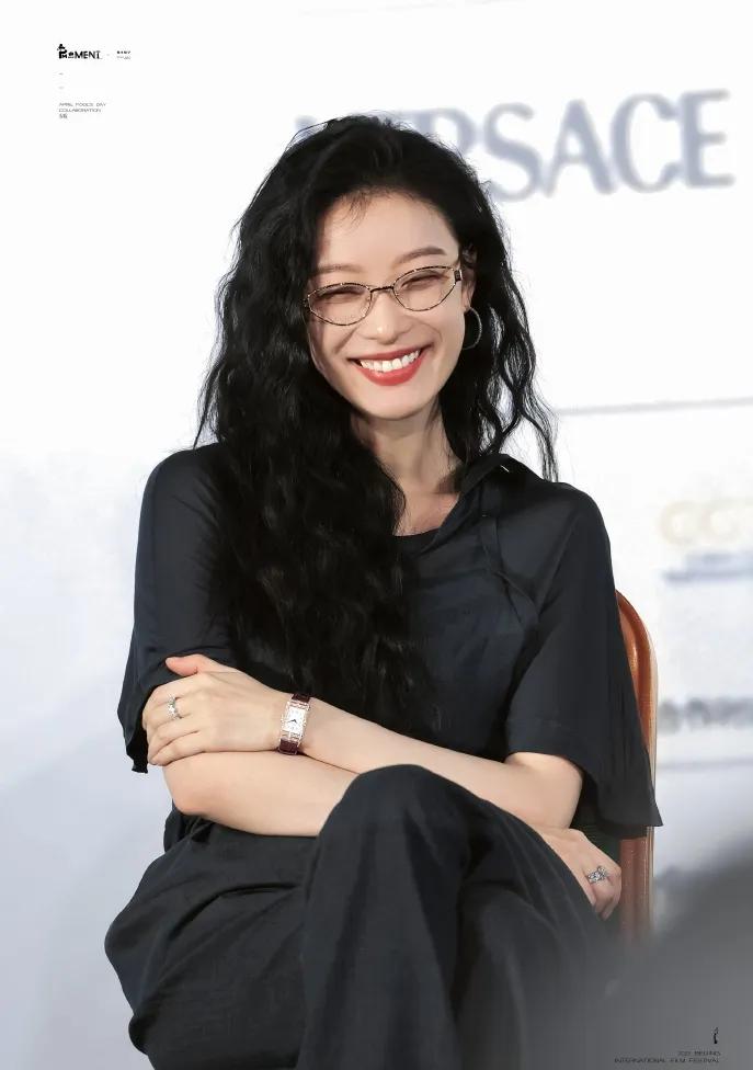 倪妮的气质真的太出挑了！🔥黑色T恤+阔腿裤，休闲随性又高级，金丝眼镜一戴，氛