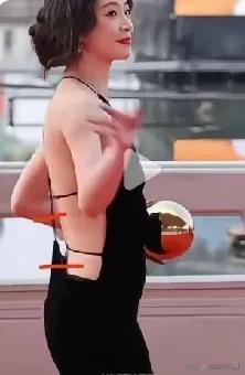李梦真空背黑色连衣裙，晒发着自信与优雅，很完美！身材很好，但是后面的带子提着下面