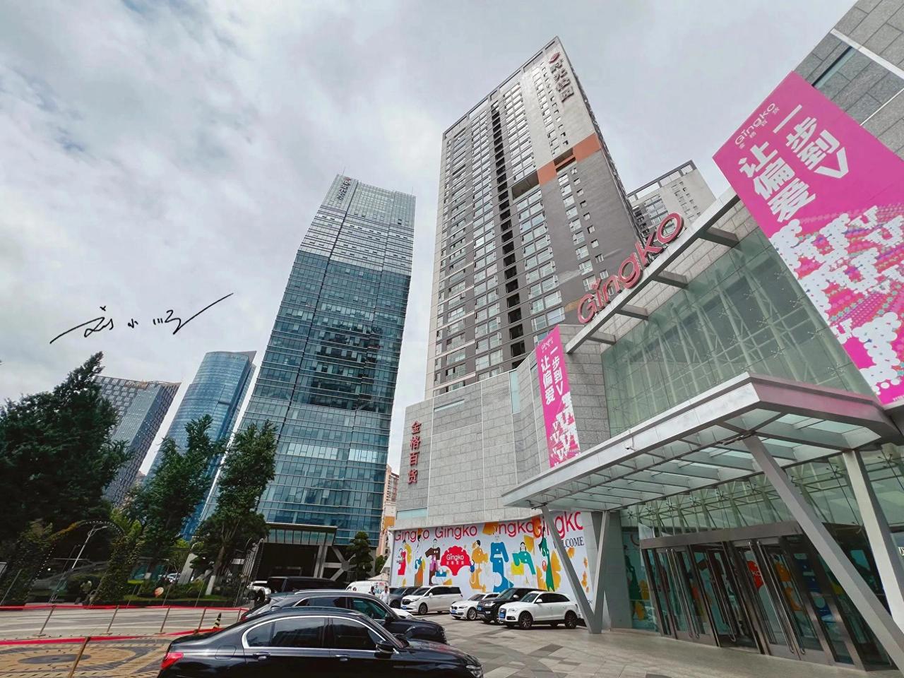 昆明作为云南首府、西南重要城市，近年经济发展迅速，涌现出不少高档商场。此前我和朋
