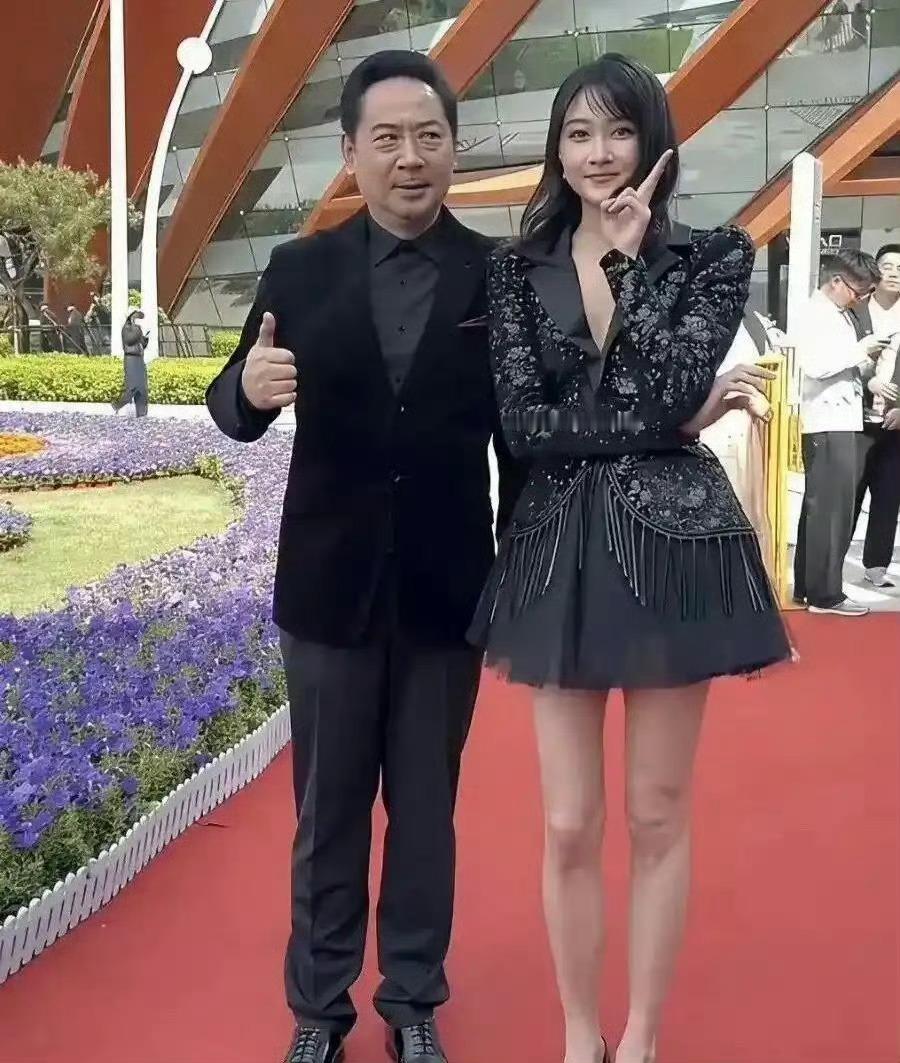 关晓彤估计头都大了，这躲还是不躲好啊？