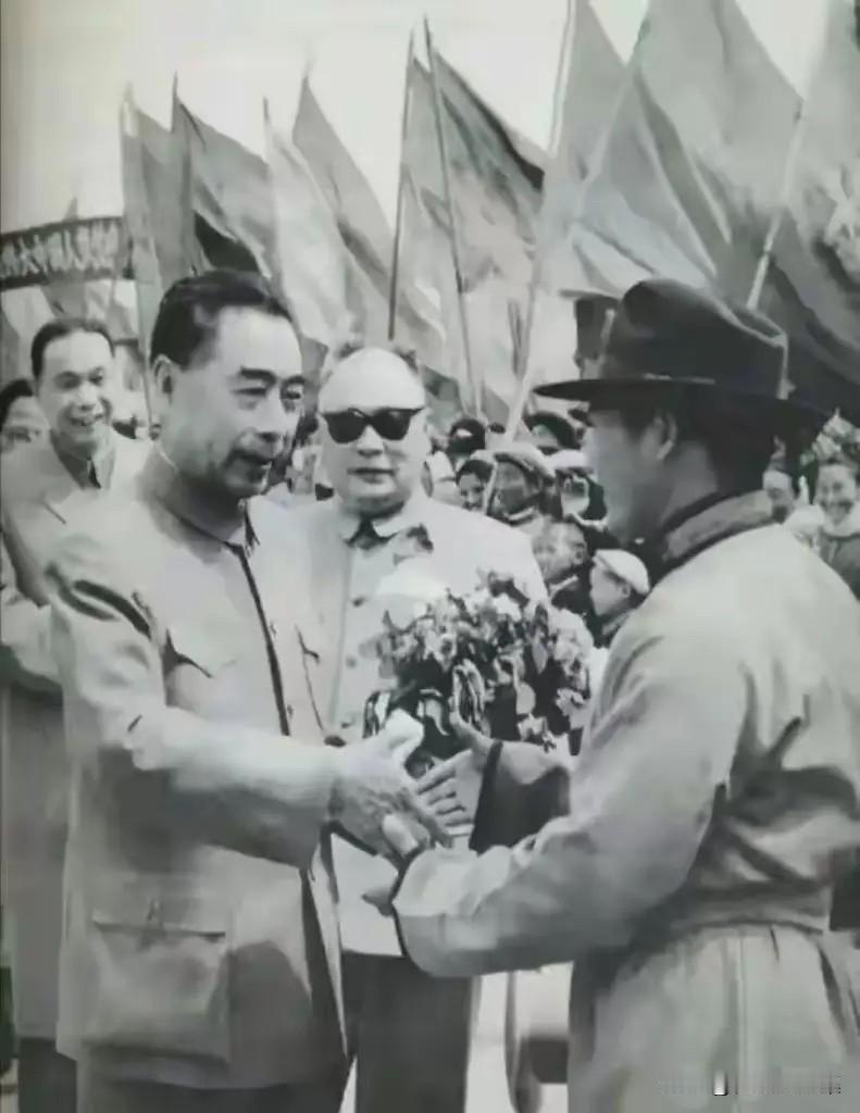 1960年5月27日，周恩来总理应邀访问蒙古，抵达乌兰巴托机场时受到热烈欢迎，外
